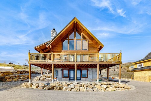 UUSI LUETTELO! Kaunis hirsimökki näköalalla järvelle, uima-allas ja poreallas