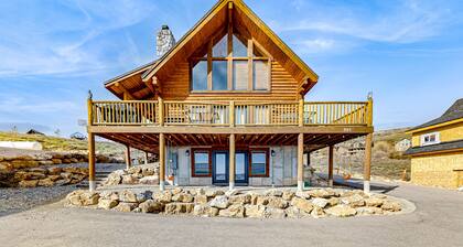 UUSI LUETTELO! Kaunis hirsimökki näköalalla järvelle, uima-allas ja poreallas