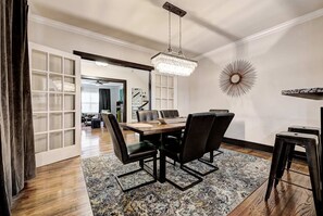 Dining - Howes Capitol II-Sleek & spacious-walk to OU Med (Oklahoma City)