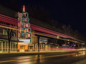 A building with a neon sign reading "FOOTER" and a sign for "KCC COMMUNITY." - Howes Capitol II-Sleek & spacious-walk to OU Med (Oklahoma City)