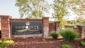 Skilt for The Pointe Branson ved Pointe Royale Golf Village.