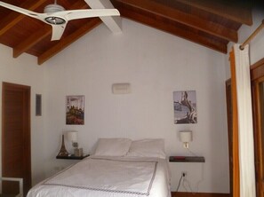 2 habitaciones, tabla de planchar con plancha, wifi y ropa de cama 