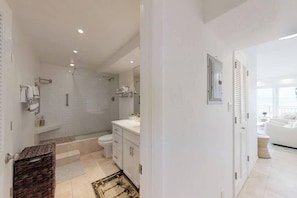 Shower, hair dryer, towels - Perfect location and Unbelievable Views at Lahaina Roads (Lahaina)