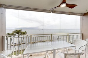 Outdoor dining - Perfect location and Unbelievable Views at Lahaina Roads (Lahaina)