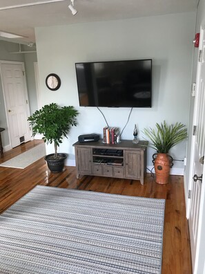 Interior - Downtown condo with a great location near waterfront, “a block from the Rock” (Plymouth)