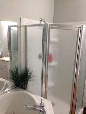 Ducha y bañera combinadas, secador de pelo, toallas y jabón