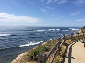 Plage à proximité, chaise longue, serviettes de plage