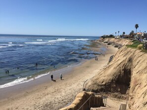 Plage à proximité, chaises longues, serviettes de plage