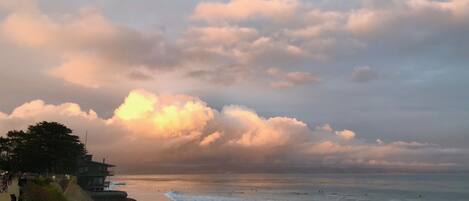 Playa en los alrededores, camastros y toallas de playa