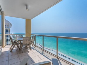 A balcony with a view of the ocean and beach. - Beautiful Condo with Amazing Views, Beach Service (Navarre)