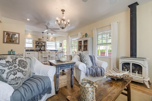 Gorgeous Cottage... The Perfect place to be at the Beach.