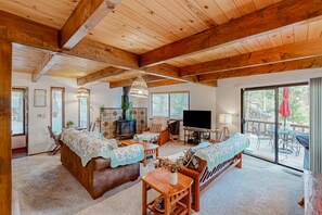 Tv och ett bordtennisbord