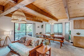 Tv och ett bordtennisbord