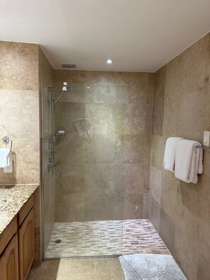 Dusche, Haartrockner, Handtücher, Seife