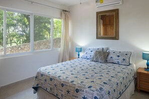 2 bedrooms, iron/ironing board, travel cot, WiFi - ANNSRENTAL Luxury Beachfront  - Stunning Views - Private Pool -  Steps  (San Lorenzo)
