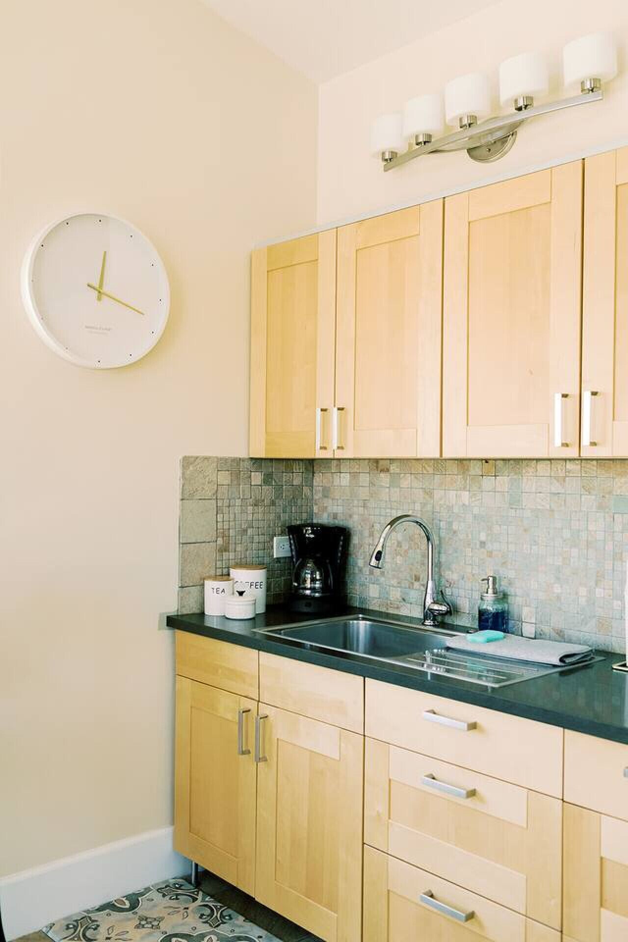 Een koelkast, een magnetron, een oven, een koffiezetapparaat/waterkoker