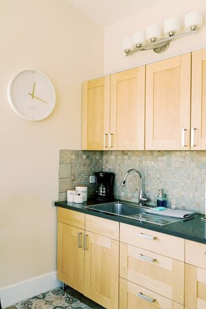 Kjøleskap, mikrobølgeovn, ovn og kaffetrakter/tekoker