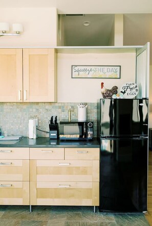 Kylskåp, mikrovågsugn, ugn och kaffe- och tebryggare