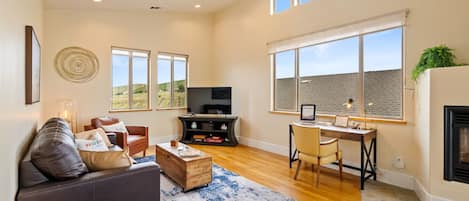 Téléviseur, foyer, livres