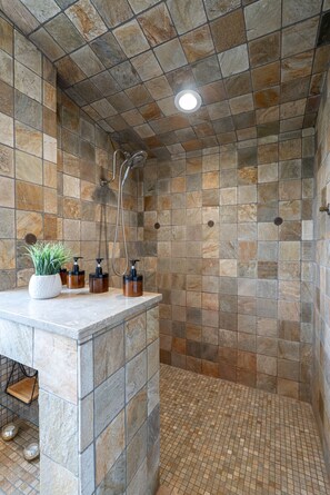 Amenidades de baño ecológicas, secadora de cabello, toallas 