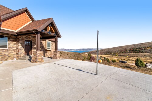 New home overlooking Bear Lake with private hot tub & theater room - Garden  City | Vrbo