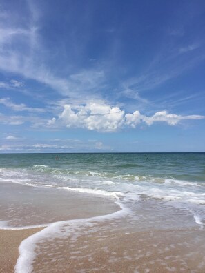 En la playa, camastros y toallas de playa 
