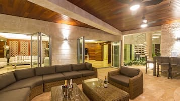 Smart TV, DVD player, biblioteca musical, aparelho de som