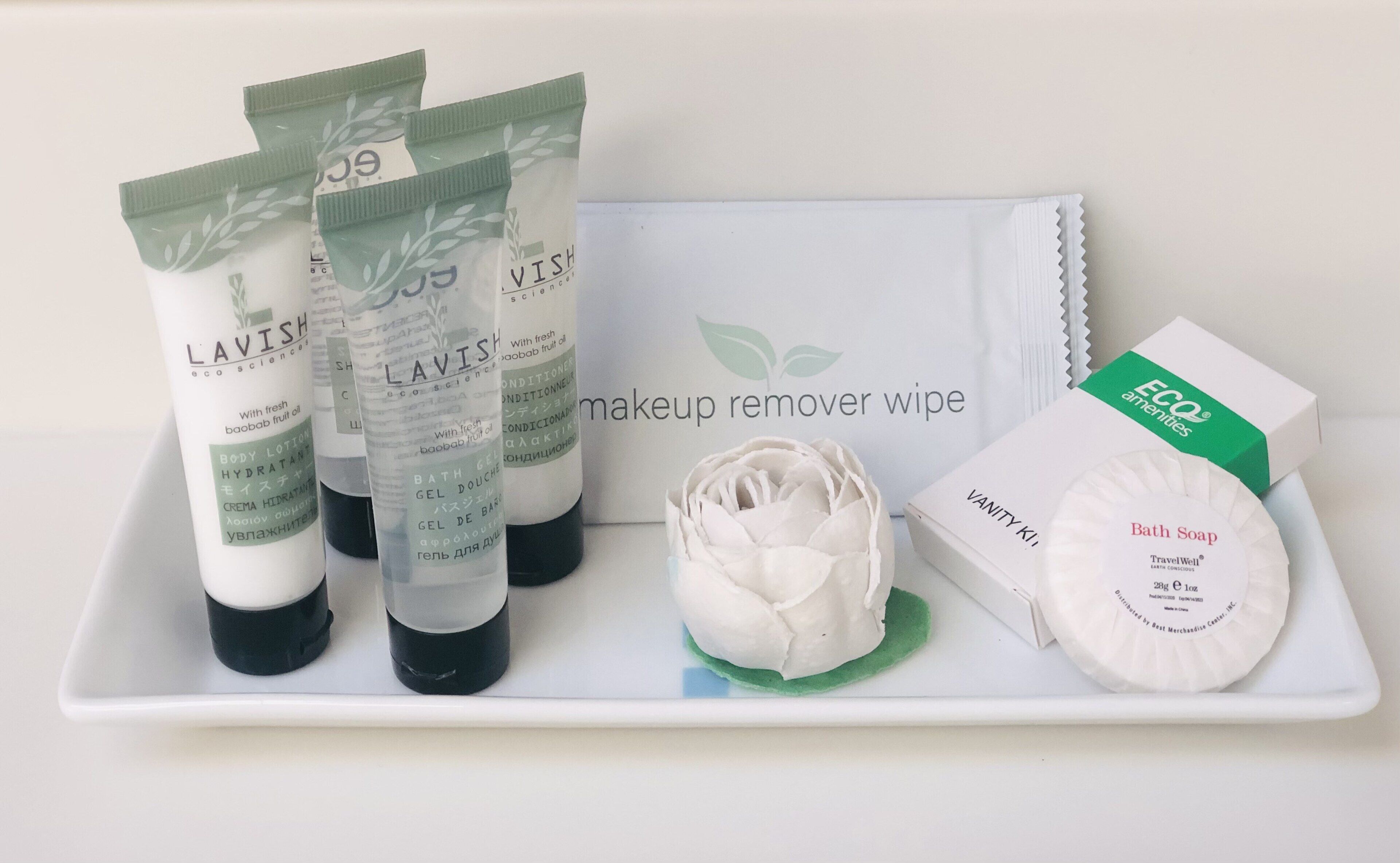 Una bandeja con diversos productos de cuidado personal, como loción corporal, gel de baño y toallitas desmaquillantes.