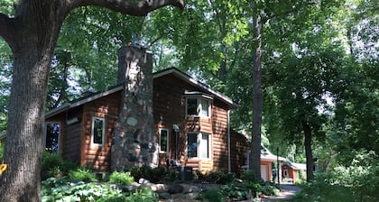 Paradise on Diamond, includes hot tub, guest house & game room