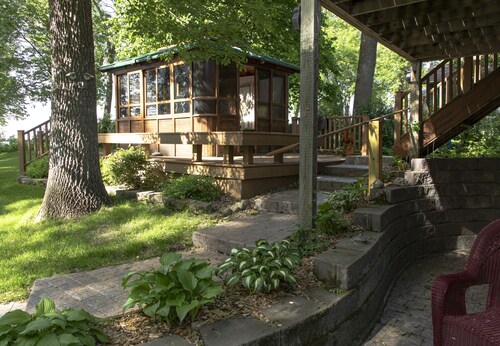 Paradise on Diamond, includes hot tub, guest house & game room