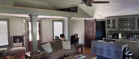 智能电视、壁炉、DVD 播放器、书