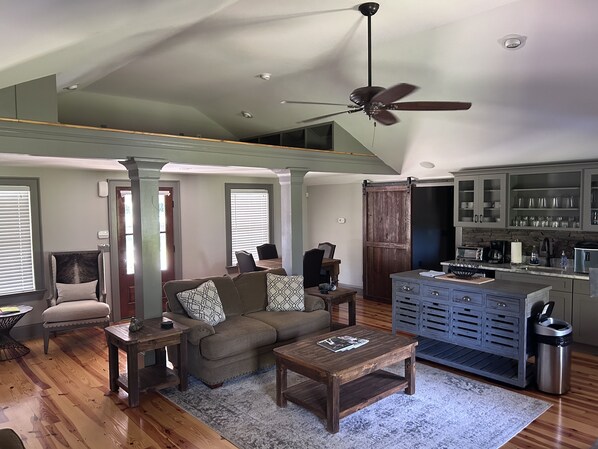 智能電視、壁爐、DVD 播放機、書籍