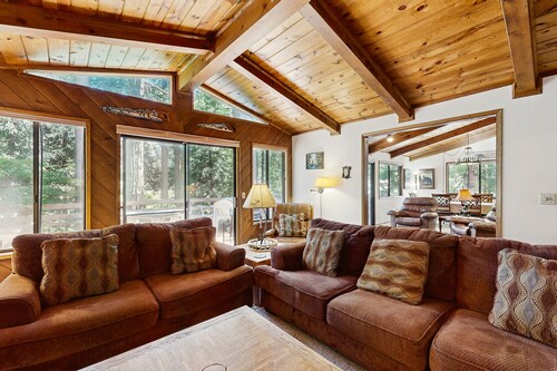 Spacious dog-friendly home with scenic deck & W/D - near golf