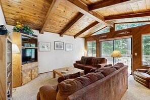 Fernseher, Kamin, DVD-Player, Tischfußball
