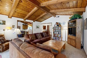 TV, fireplace, DVD player, table football - Spacious dog-friendly home with scenic deck & W/D - near golf (Arnold)