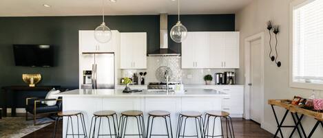 Køleskab, mikrobølgeovn, ovn, kogeplade