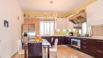 Frigorifero, piano cottura, lavastoviglie, macchina per tè/caffè