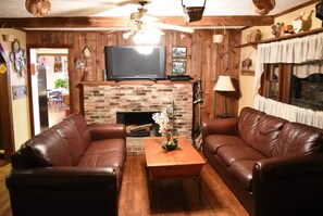 Smart-TV, Kamin, DVD-Player, Tischtennisplatte