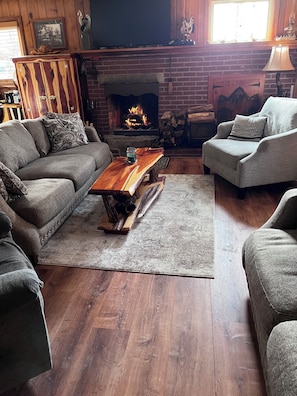 Una Smart TV, una chimenea, un reproductor de DVD, libros