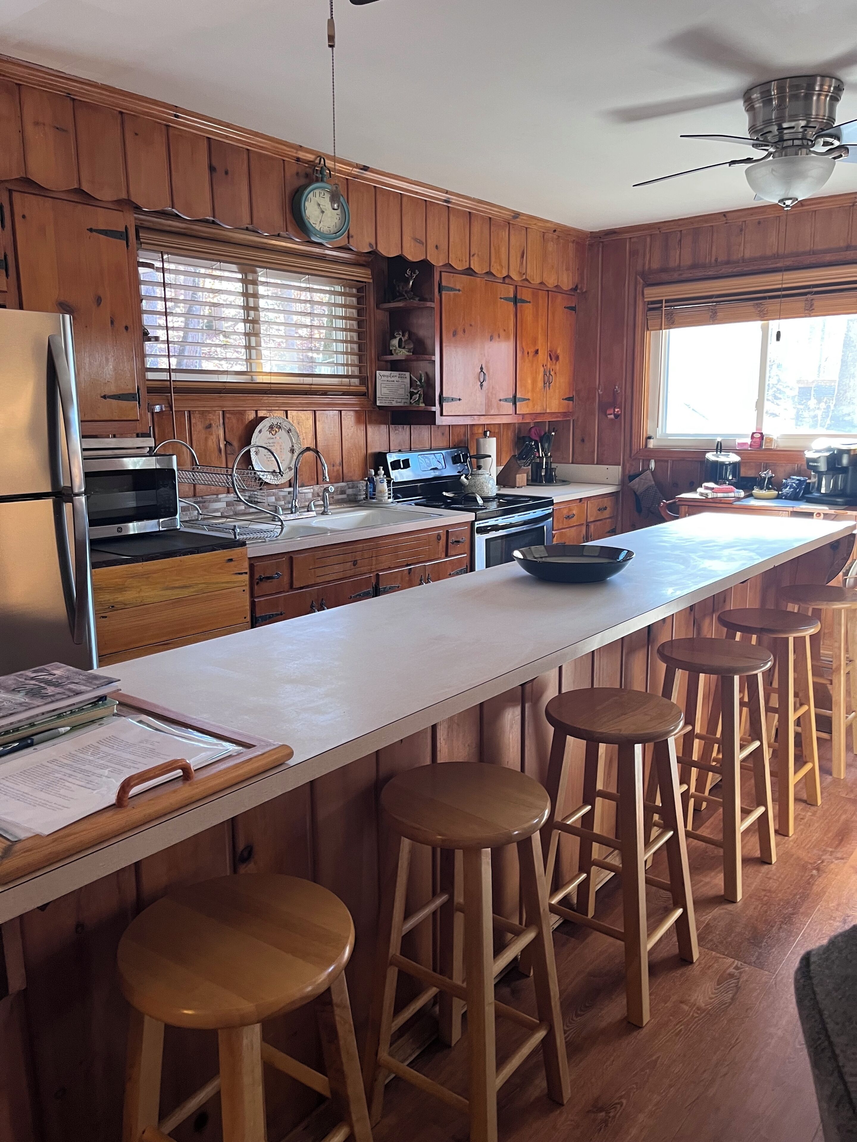 冷蔵庫、電子レンジ、オーブン、コンロ