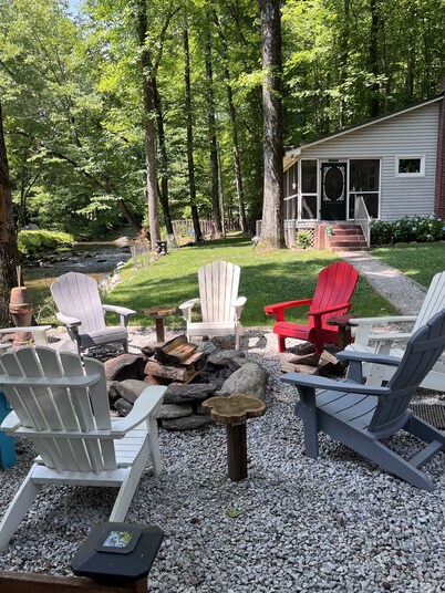 Creekside cottage within walking distance Of Falls & 4 State Parks within 9 ml.