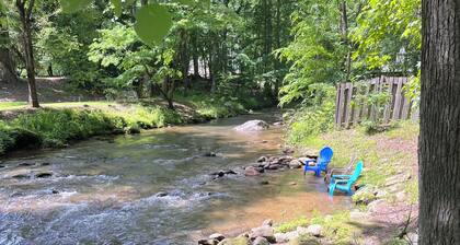 Creekside cottage within walking distance Of Falls & 4 State Parks within 9 ml.