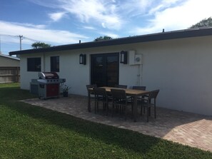 Outdoor dining - Cozy Upscale East Boca House (Boca Raton)