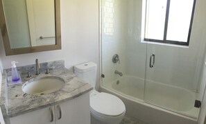 Combined shower/tub, hair dryer, towels