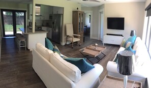 TV, video library, stereo - Cozy Upscale East Boca House (Boca Raton)