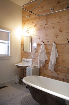 Combined shower/bathtub, hair dryer, towels, soap