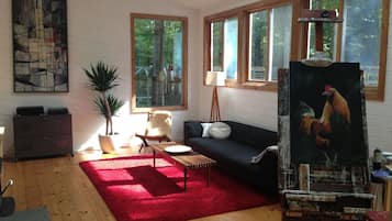 Smart TV, fireplace, Netflix, ping pong