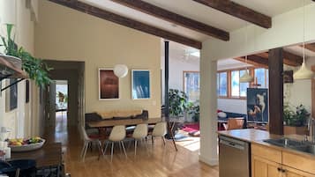 Smart TV, fireplace, Netflix, ping pong