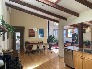 Una Smart TV, una chimenea, Netflix, una mesa de tenis de mesa