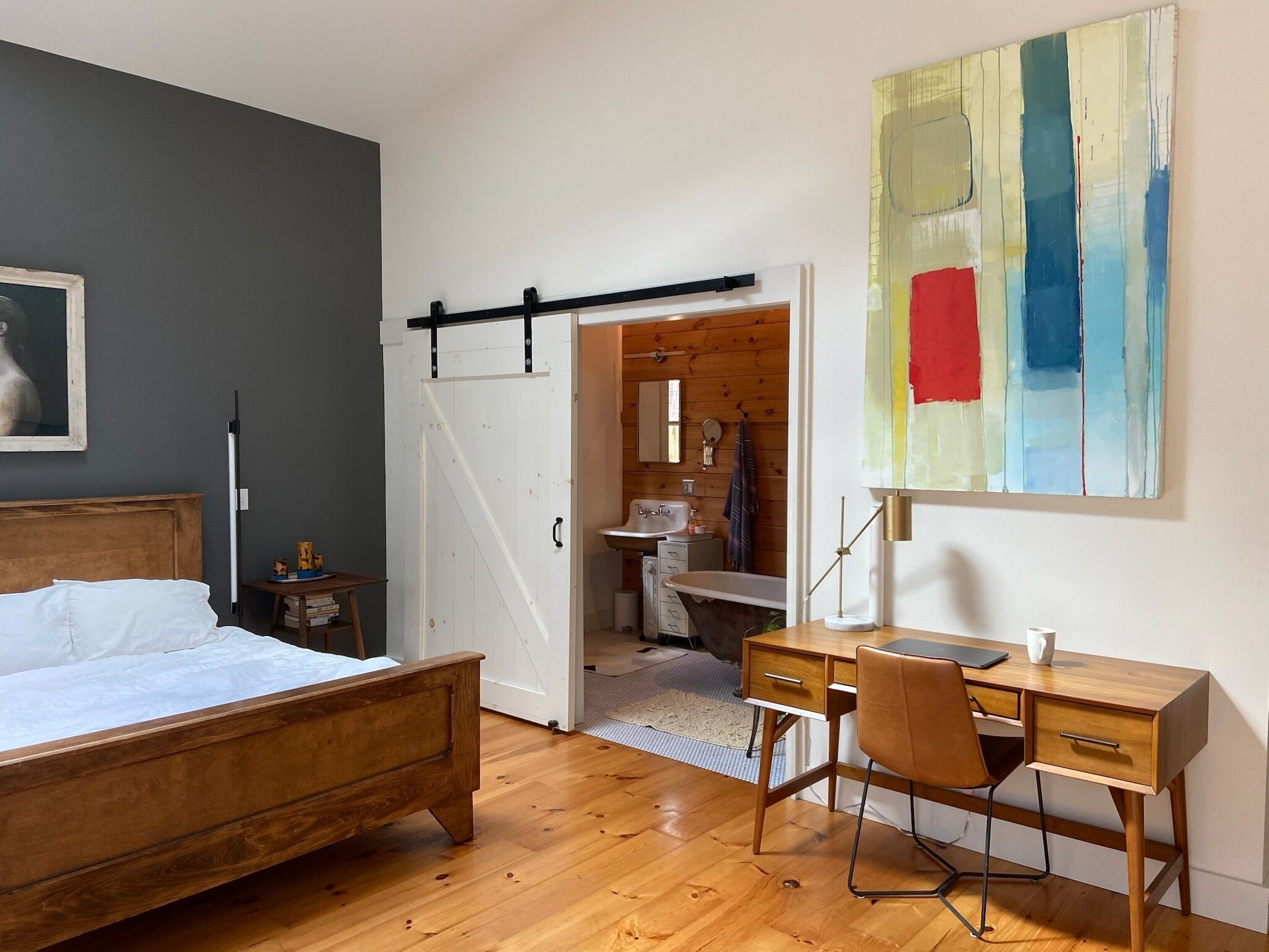 4 chambres, bureau, fer et planche à repasser, lit parapluie